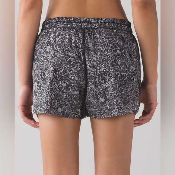 Lululemon Hit It Short 3.5” Lightweight Lace Activewear Running Yoga Fitness Gym - Picture 2 of 12